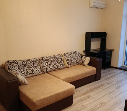 Комфортная квартира в центре города со всем необходимым. Имеется вся необходимая мебель, посуда, бытовая техника. 