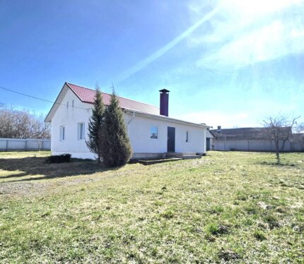 Продается готовый к проживанию дом с баней, гаражом, погребом, летней кухней в деревне Валейковичи. Участок 18 соток (ПНВ).