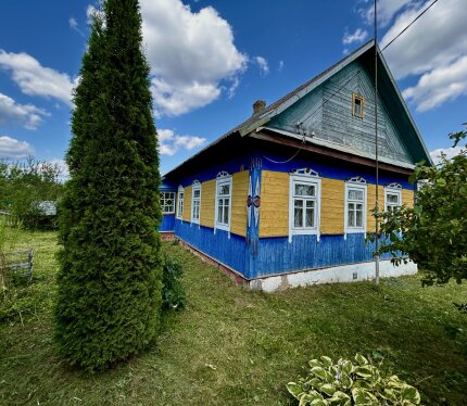 Продается дом в д. Досаевщина (Копыльский район).Тихое, экологичное место в 75 км от Минска и всего 5 км от районного центра.УЧАСТОК 25 СОТОК – огромная территория для сада, огорода.Фруктовый сад.Во дворе – СВОЙ ПИТЬЕВОЙ КОЛОДЕЦ. В деревне есть газ.БАНЯ, 