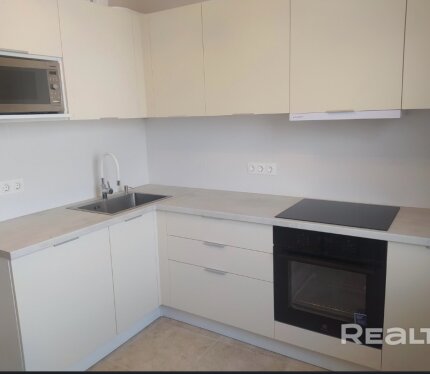 Сдается двухкомнатная квартира на длительный срок. Квартира уютная, светлая, теплая. Квартира частично обустроена. Этаж второй, но за счет рельефа местности, расположен как третий. На территории дома шлагбаум, закрытая детская площадка. Более подробное видео скину в сообщения. Агентствам не беспокоить.