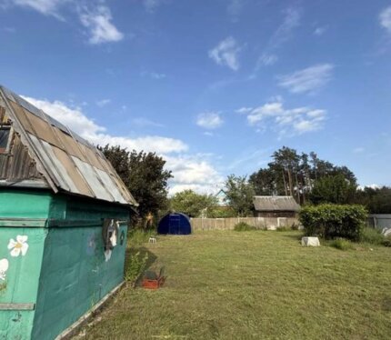 На участке есть теплица, небольшой домик, беседка и скважина. В домик подведено электричество. Со стороны улицы стоит металлический забор. Тихое место для спокойного семейного отдыха, с участка открывается вид на лес, рядом 2 продуктовых магазина. Красивая лесная тропа для прогулок. Без торга