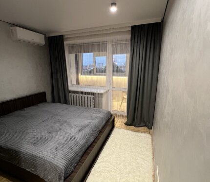 Двухкомнатная квартира в центре Минска. Квартира оборудована всей необходимой бытовой техникой, мебелью , есть 2 кондиционера . Окна квартиры выходят во двор, что обеспечивает тишину и спокойствие в течение всех суток.Большая застекленна лоджия.В подъезде 2 лифта. Развитая инфраструктура. Возле дома магазин Соседи со стоянкой для автомобилей, Мила, кафе, аптеки, банк , медицинский центр, парк Победы, музей ,гимназия,детский сад. Удобное транспортное сообщение, автобусная остановка возле дома. 