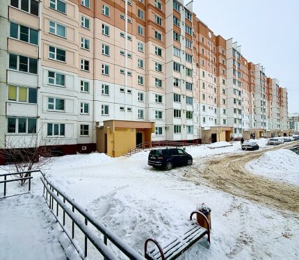 В продаже светлая, уютная трехкомнатная квартира в одном из лучших спальных районов г. Гомеля, в тихом месте общей площадью по СНБ 71,80 м2, на 1-м этаже 9-этажного панельного дома, не угловая. Большая придомовая территория с достаточным количеством парковочных мест. Ухоженная входная группа, чистый, аккуратный подъезд, домофон. Тихие и порядочные соседи.