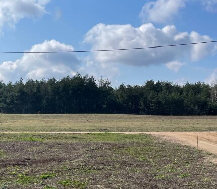 Участок в 25 мин от Минска в г.п. Свислочь. Ровный рельеф, на возвышенности, 9,88 соток, современная коттеджная застройка, подъезд с трех сторон, возможность расширения до 20 соток, участок не граничит с соседями, в 100 м лес, 30 км от Минска (20-25 мин езды). Полный набор коммуникаций (газ, вода, канализация, 15 кВт электричества), рядом школа, сад, озеро, река и вся инфраструктура. Остановка «Свислочь Новая» в 5-7 минутах от участка, автобусы/маршрутки на Минск каждые 15-20 минут.