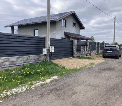 Дом проектировался и строился под себя, 400 керамзит+5см пенопласт, 380 кВт, 8,14 соток правильной формы. В доме 4 жилые комнаты, уютная совмещённая кухня-гостинная, 2 санузла, совмещенная гардеробная ,пеллетный котел, шикарная терраса и балкон ,видеонабл