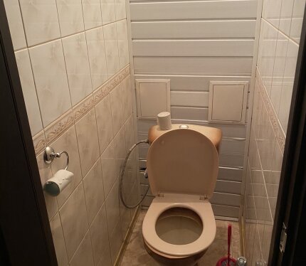 Комната отдельная, чистая, светлая, коммунальные платежи оплачивает хозяин квартиры . Комната сдается девушке