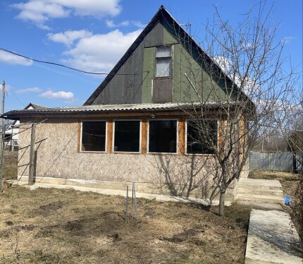 Сдаю дачу для отдыха компании до 5 человек. Идеально для тех, кто ищет тишину и природу. На участке обустроена зона для шашлыка. Санузел, расположен на улице рядом с домом. Главные плюсы: в 5 минутах езды на авто — чистое озеро для купания и рыбалки, а совсем рядом лес для прогулок. Свежий воздух и полное восстановление сил. Сдаю как посуточно, так и на длительный срок. Собственник, без комиссий. Звоните!