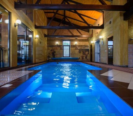 Сауна и бассейн от 70 бел. руб/час до 6 человек. Свыше 6 человек - доплата за человека 15 рублей за час. В Вашем распоряжении: водоем, озеро, река, лес - рядом прекрасный вид из окна и террасы большой бассейн с подогревом, подсветкой, гидромассажем и системой фильтрации воды баня с обливным ведром. Курение только на улице.