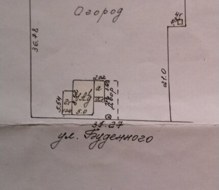Продам участок с ветхим домом под снос, находится рядом вокзал, магазины и ТД. На участке имеется молодой сад плодовых деревьев. Камуникации газ вода проходят вдоль забора. Хорошее место для нового жилого домика или бизнес идеи! Торг уместен
