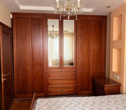 Двухкомнатная ухоженная квартира в доме, построенному по чешскому проекту. Стиль - современная классика. Прекрасный вид из окна, удобная инфраструктура. В квартире есть всё для комфортного проживания. Система водоподготовки, система очистки питьевой воды с обратным осмосом. Телевизоры в гостиной, спальне и кухне, интернет и ТВ VOKA.