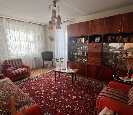 Продается 2 комнатная квартира на ул.Ленинградская, в кирпичном доме 1982 г постройки .Квартира расположена на 8 этаже 14 этажного дома.Благоустроенный двор,зеленая зона отдыха. Район с отлично развитой инфраструктурой ,рядом крупный ТЦ ,, Экватор,,, во дворе магазин Копеечка,аптеки,остановка транспорта,школа,детский сад.Из окна и балкона квартиры парк Мира Санта Бремом,стадион Строитель,рядом спортивный комплекс Виктория.В доме есть пассажирский и грузовой лифт . 