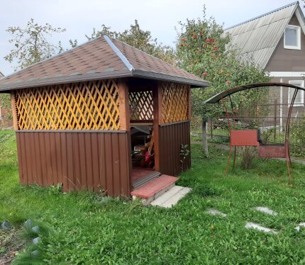 Сдам дачу на длительный срок. Есть небольшой бойлер в доме для мытья посуды, слив в канализацию. Навесная кухня и холодильник. Приблизительно 9 спальных мест, чисто и аккуратно. Есть баня, санузел на улице. Телевизор в доме плазма. Садовые качели, своя компостная яма и огород для посадки. В скором времени планируем организовать пару парковочных мест. Живописное расположение и тихие соседи. Предоплата за 2 месяца. Остальные вопросы отвечу по телефону.