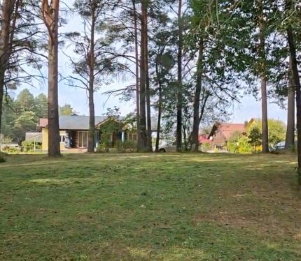 Действительно редкое предложение от первого владельца. Участок в рекреационной зоне, земли населенных пунктов (прописка), назначение - для строительства и обслуживания одноквартирного жилого дома. Отличные подъездные пути - 5 минут до Логойска (детсад, поликлиника, рынок), 25 - до Минска! Зимой дороги чистятся. На участке электросеть и оптоволокно (Белтелеком). Проведены ландшафтные работы - планировка растительным грунтом. Соседи только по одной стороне участка. Присвоен адрес.