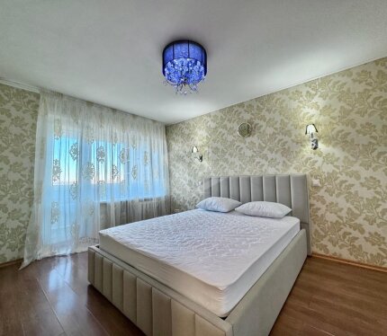 Представляем вашему вниманию просторную четырёхкомнатную квартиру площадью 89 кв.м. в самом центре города! Главные преимущества: Удачная планировка: три изолированные комнаты, просторный коридор, две лоджии, отдельная кухня.