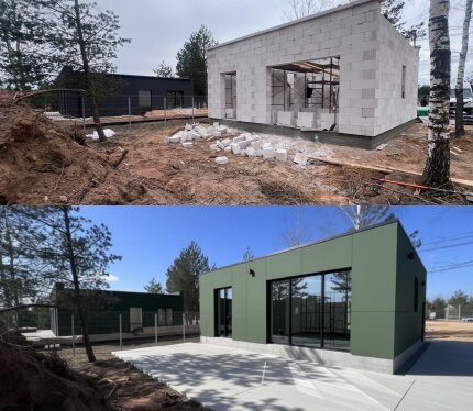 Поселок внутри существующей деревни на 7 домов . Дом с наружной и внутренней отделкой . Единый архитектурный код, Скважина / Канализация/ Электричество. Блочный дом на монолитном фундаменте для круглогодичного проживания. Планировка: Отдельная спальня , кужня гостинная 24м2 , су / котельная . ( 44 м2 ) Участок : 7.5 соток с выходом в лес. ( Лицевая часть дома 180м2 , территория дома 55 м2 , зеленая зона 510 м2. Компания полного цикла работ.