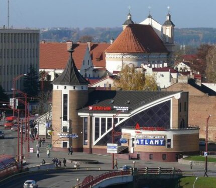 Продается ниже себестоимости помещение 311,5 кв.м. с тремя отдельными входами в центре города Гродно по ул.К.Маркса, 44 в исключительном месте на пересечении улиц ул.К.Маркса-Буденного-Кирова-Космонавтов – основная транспортная развязка города Гродно. Рядом с данным зданием расположен автовокзал (200 м), «Дом связи» (100 м), остановки почти всех маршрутов общественного транспорта (100 м и 200 м). Расстояние до железнодорожного вокзала 950м...