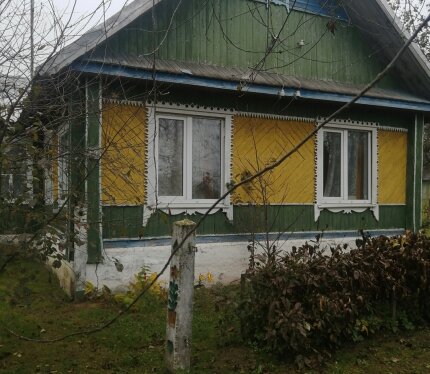 Жилой добротный дом в 22 км от г. Сморгонь, 90 км от г. Минск по трассе Минск-Вильнюс, 8 км от д. Крево(Кревский замок). В 500 м большое ухоженные озеро. Много плодовых деревьев и кустов. Туалет на улице. 