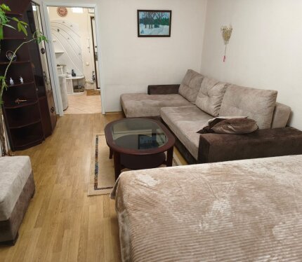 Сдаю светлую, уютную, ухоженную квартиру на длительный срок. Два шкафа-купе, мебель, двухспальная кровать, холодильник, стиральная машина, телевизор, СВЧ, удобная душевая кабина, большая туалетная комната и кухня. Без животных, строго не курящим, гражданам РБ с заключением официального договора. Аренда 1250 руб.+ залог. В квартире никто не прописан.