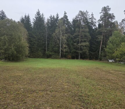 Участок находится в СТ Игуменское-2008 это окраина самого города Червень. Много озер поблизости. Участок очищер от кустов и сорной растительности. Ровный и готовый под строительство и ведение хозяйства.