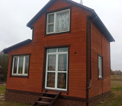 Продаётся дом в деревне Путчино Дзержинского р-на Минской обл. Дом сдан в эксплуатацию , поэтому можно свободно прописаться (зарегистрироваться). На участке есть колодец, поэтому можно ввести воду в дом. Есть септик , поэтому канализацию свободно можно организовать. Есть возможность сделать в доме санузел, при этом ни чего не достраивая. Дом построен по каркасной технологии. Внутри дом обшит вагонкой, снаружи имитация бруса. Утепление стен, потолка, пола каменной ватой, толщина 150мм.