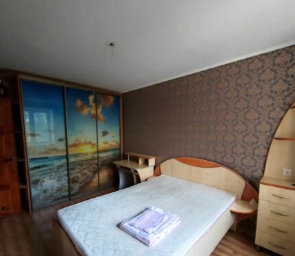 Сдаю отдельную просторную комнату с мебелью и всей необходимой бытовой техникой, метро рядом ,чистая и аккуратная, под ключ.