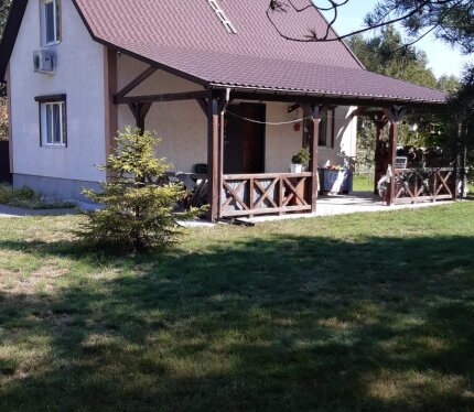 Продам дом 103м2 в СТ Родник 95, частично с мебелью, для круглогодичного проживания. 7 км. от Солигорска. 3 комнаты, кухня, 2 санузла. Вода- своя скважина, тёплая вода- бойлер, отопление водяное- твёрдотопливный котёл, канализация - свой септик. Цокольный подвал. Участок 10 соток. Цена 150000 руб.