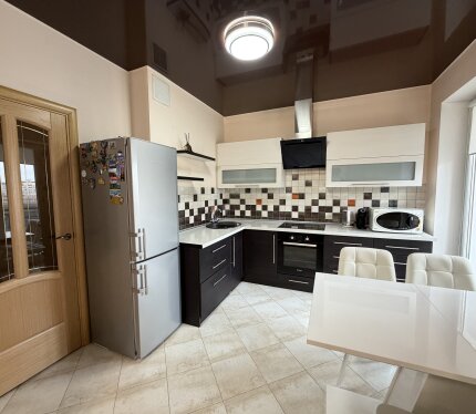 Сдается однокомнатная квартира от собственника на длительный срок. В квартире имеется все для комфортного проживания: от различной техники до посуды. В квартире прописан человек, коммунальные небольшие. Агентства просьба не беспокоить.