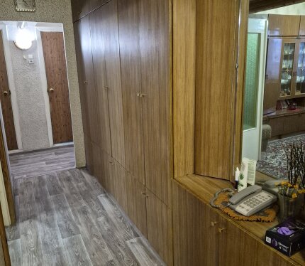 Продаю 5/6доли в трёшке 5-ый м-он.Квартира тёплая,"бабушкин ремонт",у меня две большие комнаты 12 и 16кв.м,в зале большая лоджия с выходом и на кухню с видом во двор,в котором находится школа искусств,в спальне большая лоджия с видом на Любенское озеро.У второго дольщика 1/6-это маленькая комната 10 м.кв. без балкона,он там не прописан и не проживает,может со временем он покупателю моей доли,продаст и свою...Заинтересованным могу выслать подробное видео квартиры)