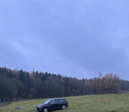 Продается большой участок - 50 соток прямо у леса, рядом водоем (отмечен на карте). Находится в 18 км от Минска, Раковское направление. Участок огорожен сеткой. Участок огорожен сеткой, имеется небольшое зарегистрированное строение (29,3 м2) 2026 года постройки. Электричество подведено (есть возможность подключения электроотопления). Газ и вода рядом (по улице). Агрогородок - имеется школа, детский сад, почта, магазины в пешей доступности. Хорошее сообщение с Минском - автобусы и маршрутки.