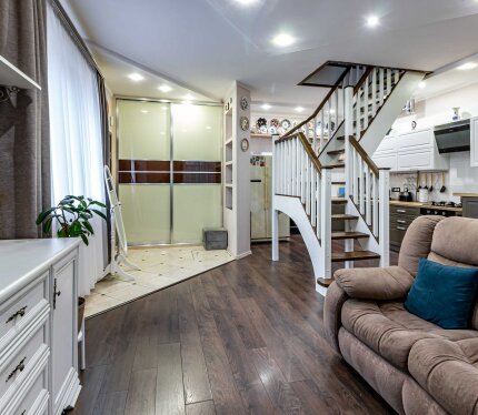 Продаётся изолированная часть жилого дома ( квартира) , с собственным земельным участком в замечательном, тихом, уютном районе Минска. Севастопольский парк, хорошая инфраструктура, транспортное обеспечение делают это место, уникальным. Дом- капитальный, теплый, есть большой подвал и чердак, как дополнительные площади для хранения. Отдельный вход в мастерскую, которую можно использовать ,как кабинет для работы. Зона барбекю и закрытый навес для инвентаря и автомобильных принадлежностей.