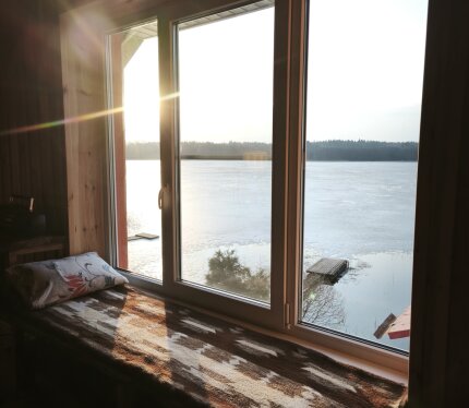 Гостевой дом с баней на высоком берегу красивого озера, до озера 10 метров. Тихое место, крайний дом в небольшой деревне, атмосфера и тишина. Уютное место для отдыха пары, семьи или компании друзей. На первом этаже просторная парная, душевая, санузел и комната отдыха с оборудованной мини-кухней. На втором этаже 2 комнаты: отдельная спальня и просторная гостиная. 6 спальных мест всего, можно организовать +2 доп. спальных места на первом этаже. Аренда дома 250 р/сутки. Баня 150 р. 