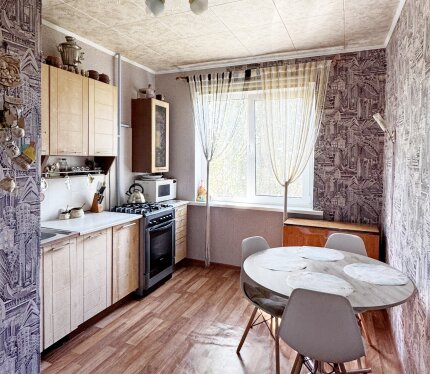 Продается трехкомнатная квартира в Железнодорожном . Просторная, функциональная планировка со всеми изолированными комнатами. Дом простроен по Чешскому проекту. Квартира находиться на четвертом этаже девятиэтажного дома. Отличная планировка с тремя хорошими лоджиями. В квартире выполнен аккуратный свежий ремонт (сразу можно заехать и жить без дополнительных вложений), все окна ПВХ. Дом имеет удобную локацию, с развитой инфраструктурой, все необходимое для комфортной жизни рядом. Хорош