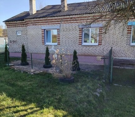 Продаётся дом в д. РАДИЧЕВО. В доме заменены все окна, проведана вода и сделаны выводы для обустройства сан узла. Газ идёт по улице. По дому разведкно отопление (твердотоплевный котёл). Имеется гараж. Сарай. В 10 метрах магазин и фап В 2 км школа, сад, сельсовет