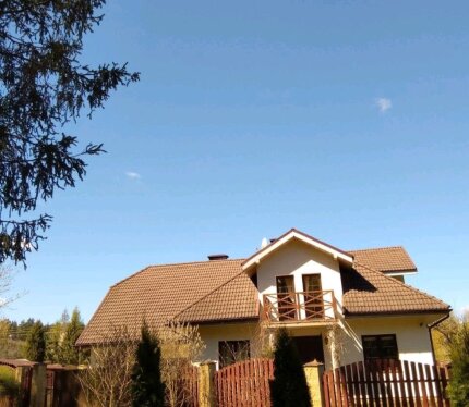 Сдается в аренду на длительный срок двухуровневый коттедж у леса в д. Боровляны-2. До МКАД 1.7 км, 5 минут до Новой Боровой. В доме большая гостиная-кухня с камином, три спальни (взрослая и две детские), гардеробная, гостевая, 2 санузла, постирочная, большая игровая с бильярдом, настольным теннисом, тренажером, хозяйственная комната, топочная. Все комнаты меблированы. Много мест для хранения, есть посуда, бытовая техника, TV. Отопление газовое. Небольшие коммунальные. Закрытый гараж на 2 машины