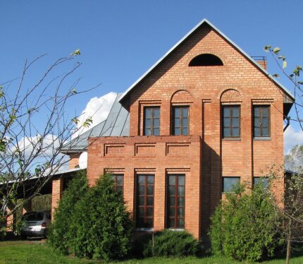 двухэтажный кирпичный коттедж со всеми коммуникациями в жилой деревне Анетово 36км от Минска. Стиральная машина, холодильник, газ плита, мебель и атмосферная планировка жилых помещений. Плодоносящий сад, ягодные кусты и много места для отдыха. Сдается не менее чем на три летних месяца.