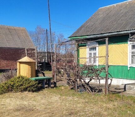 В 100 метрах большой магазин "Родны Кут". На соседней улице почта, медицинский пункт. Курсирует маршрутка до Минска. Рядом лес, озеро, охотничье хозяйство. В 20 км. Несвиж.