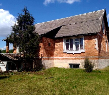 Дом 1991 года постройки с цокольным этажом, который можно эксплуатировать как под гараж (есть въезд), так и под мастерскую, котельную и т.п.. Жилая площадь предусматривает капитальный (косметический) ремонт. 