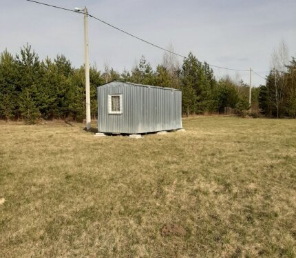 Продаются три смежных участка номера 162,163 и 164. Только три сразу. Общая площадь 25 соток. Все приватизированы. Забор с трех сторон, более 130 метров забора. На участке газон и немного деревьев, туи вдоль забора. Есть электричество, есть бытовка в идеальном состоянии, можно переночевать. Есть туалет. Подъездная дорога отличная, отсыпана. Проезд тупиковый. Есть соседи с ухоженными участками. На против пока лес.