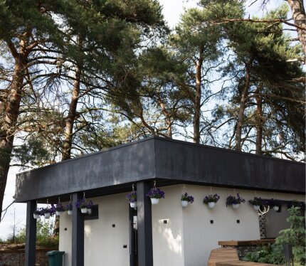 Настоящая русская баня на дровах в Гродненском районе. Уникальный современный дизайн для комфортного отдыха вдвоем, всей семьей или компанией друзей. К Вашим услугам предоставляется парение в бане с 16.00 до 22.00, сказочная подсветка территории, банные принадлежности (простыни, полотенца, шапки), зона костра с дровами, зона барбекю (решетка, шампуры, уголь, розжиг), холодная купель, посуда, чай/кофе.