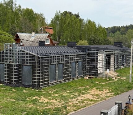 Продается одноэтажный дом в стиле минимализм с потолками 3,5 м, площадью 280 м² и цокольным этажом 150 м² (высота 2,8 м). Дом построен из красного полого кирпича, утеплен, с алюминиевым остеклением. В шаговой доступности магазин и Вяча, до Минска 12 км. Готовность 70%, все проекты (вентиляция, канализация, водоснабжение) на руках. В каждой спальне есть гардероб и санузел. Куплены алюминиевые входные группы и двери, газ и электричество подведены. Срочная продажа, помогу с реализацией строительств