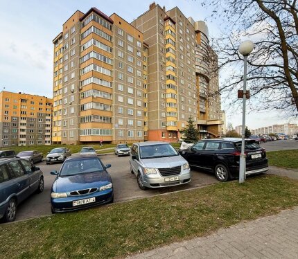 Комфортная 3-х комнатная квартира, в хорошем состоянии, этаж 3/10, дом 2007гп, светлая и теплая, отличная планировка. Квартира полностью готова к проживанию, продается со всей мебелью. Металлическая входная дверь; межкомнатные из массива, стеклопакеты. Лоджии застеклены -стеклопакет. Стены декоративная штукатурка. Потолок многоуровневый окрашенный. Пол деревянная доска крашенная, плитка. Счетчики учета воды; домофон. Чистый и ухоженный подъезд.