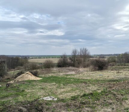 Продается участок 15 соток в аг Черниковщина,ул.Первая. 25 км от Минска,7 км от Дзержинска.Отличное место для жизни и отдыха.Участок прямоугольной формы, с обозначенными границами. Был куплен с аукциона в 2025г. Без построек. Первый собственник. Возможность подключения к водоснабжению, электроснабжению. С участка открывается прекрасный вид. Отличные подъездные пути. Время в пути от МКАД 25 минут на автомобиле. Также есть общественый транспорт– автобус.БОНУС: Готовый проект дома.Подробнее по тел