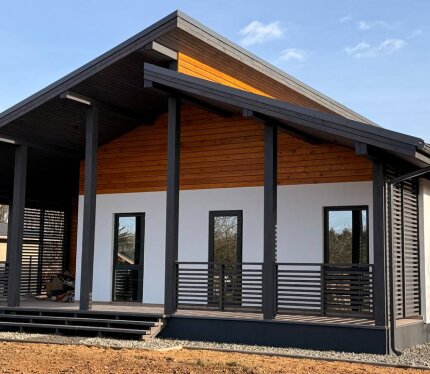 Стильный дом 2025 года постройки для постоянного проживания с шикарной террасой.