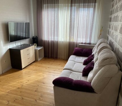 Сдается 3-х комнатная квартира недалеко от Комаровки, магазины. Дом относится к гимназии №30. Рядом гимназия №15. Очень близко 2 детских садика. Взрослая поликлиника №34. Длительная аренда с заключением договора. Оплата в беларуских рубляк по курсу НБРБ на день оплаты.