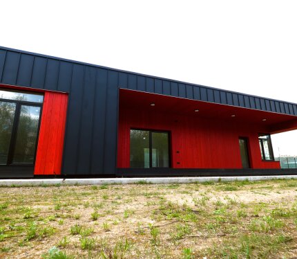 Дом находится в тихой концептуальной застройке, все сети (газ, электричество, центральная вода, оптоволокно 200мбит), по-настоящему современная архитектура и уникальное расположение, идеально подходит для молодой семьи, большой потенциал участка 14,5 соток для строительства дополнительных сооружений (баня, гараж, гостевой дом).Дом введен в эксплуатацию и выполнена внутренняя черновая отделка, выполнена система отопления на тёплых полах, разведена канализация и водопровод. Полный фотоотчёт этапов