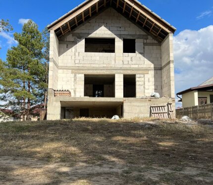 Продаётся коробка дома у леса. 2 км от Бреста. Оригинальная планировка (3 уровня). Главная фишка — парковка для авто прямо внутри дома! 🚗 🌳 Рядом шикарный лес, подъезд по своей асфальтированной дороге. Тишина, но до города близко. Состояние: стройка (1 этаж + мансарда). Стены: газосиликат. Фундамент: монолитная лента. Участок: 5.26 сот., частная собственность. Коммуникации: свет подключён, газ на улице, канализация автономная.