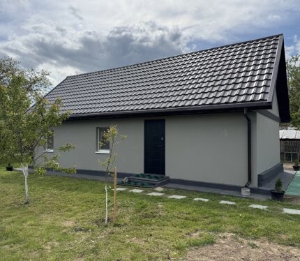 Дом находится в деревне Пригодичи , 8 км от города Гродно . Хорошее место для тихого , спокойного отдыха , рядом с городом . Можно пешком прогуляться до Немана. Отлично подходит для любителей рыбалки . Есть все для комфортного проживания . 