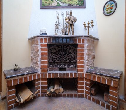 Дом у двух озёр — место, где времени не существует, а душа и тело отдыхают. мы создали slow-living пространство вдали от городского шума и ритма, с окнами в сад и видом на горы. Приглашаем вас в большой уютный дом, в котором: 🛏 5 просторных спален — в которых комфортно разместятся 15 гостей. 🎱 Бильярдная комната — для активного времяпровождения. 🔥 Два каминных зала Сдается на сроки от 15 дней по договоренности