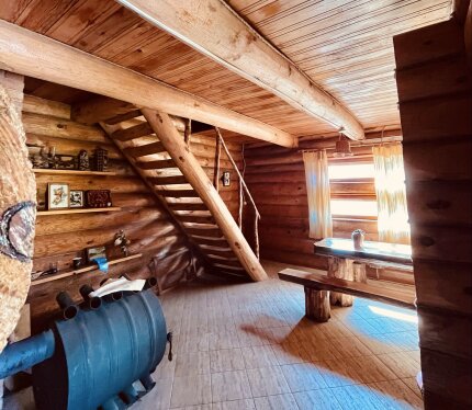 Хочешь настоящий деревенский уют, а не просто помыться? Заезжай в нашу усадьбу.Атмосфера: аутентичный сруб, запах дерева, тишина, красивое крыльцо с фонарями -кайфуешь даже просто гуляя по двору.Что внутри:-Жаркая парная с правильным русским паром.-Просторная комната отдыха.-Второй этаж - 2 спальни на 4 места. Можно лежать после веничка хоть весь вечер. Компания: комфортно до 8 человек. Цена: 70 бел. рублей за час.