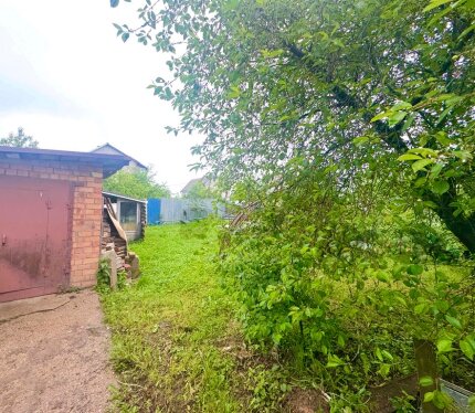 Продается участок, на котором расположен кирпичный большой гараж и сарай.